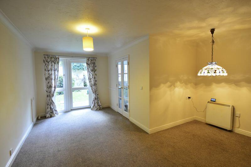1 bedroom flat for sale in Potters Court, Potters Bar, EN6 2HS, EN6