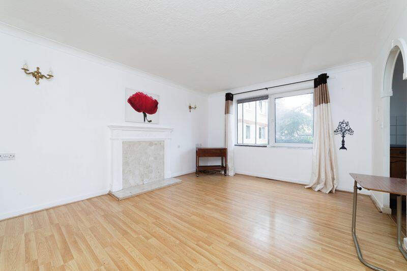 2 bedroom flat for sale in High Road, Loughton, IG10