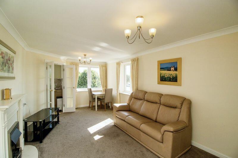 2 bedroom flat for sale in Cleves Court, Benfleet, SS7 2RA, SS7