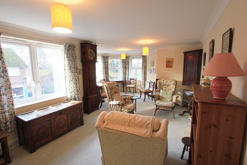 2 bedroom flat for sale in Roman Court, Edenbridge, TN8 5LW, TN8