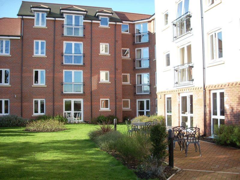 2 bedroom flat for sale in Roman Court, Edenbridge, TN8 5LW, TN8