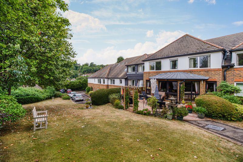 2 bedroom flat for sale in Valley Court (Caterham), Caterham, CR3 6NR, CR3