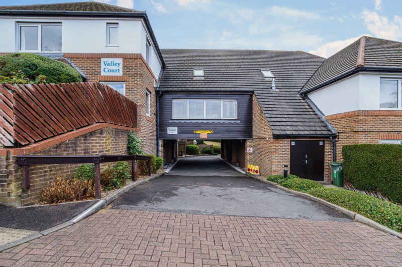 2 bedroom flat for sale in Valley Court (Caterham), Caterham, CR3 6NR, CR3