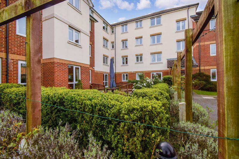 2 bedroom flat for sale in Perrin Court, Ashford, TW15 2GA, TW15