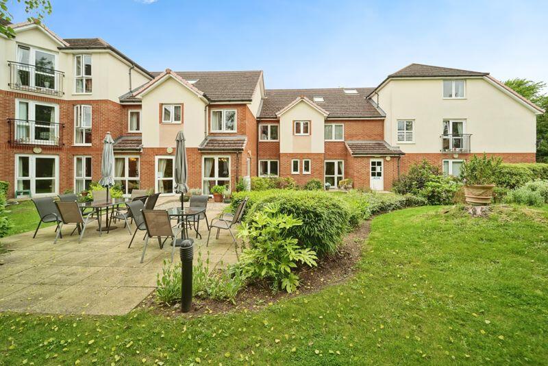 1 bedroom flat for sale in Calverley Court, Epsom, KT19 0DP, KT19