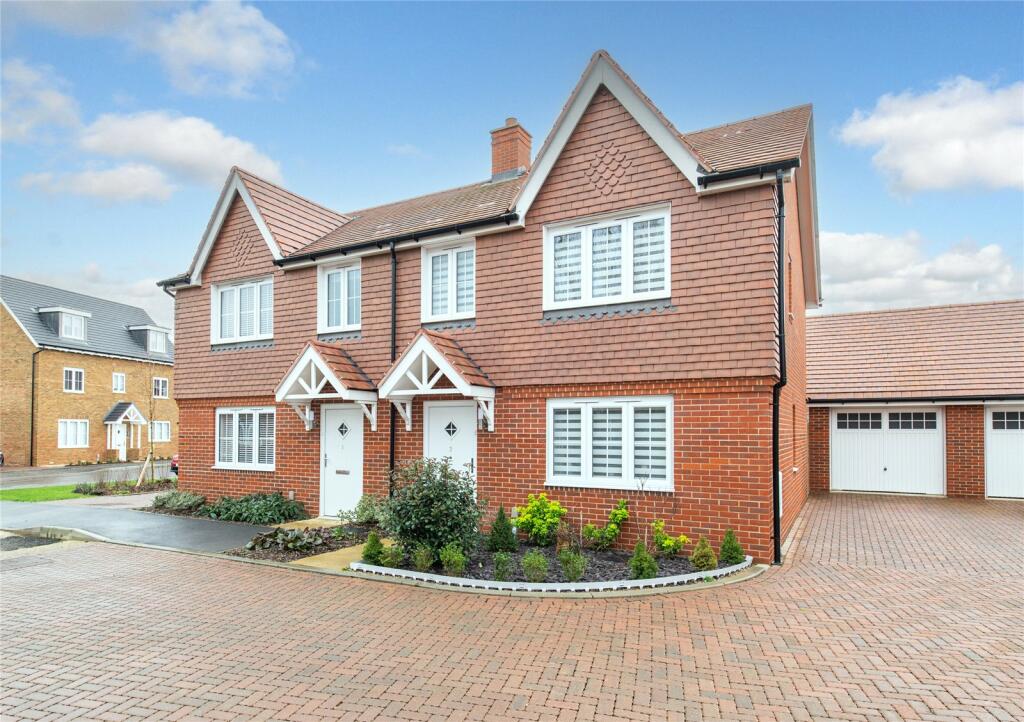 3 bedroom semidetached house for sale in Jull Close, Staplehurst