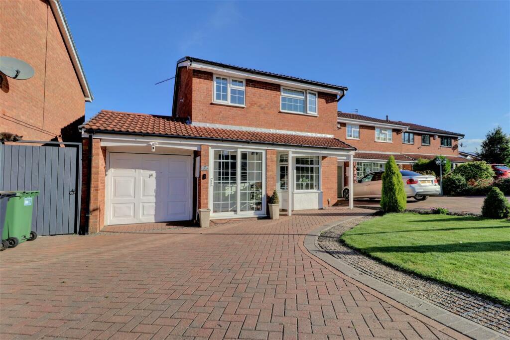 4 bedroom detached house for sale in Gleneagles Close, Thornhill