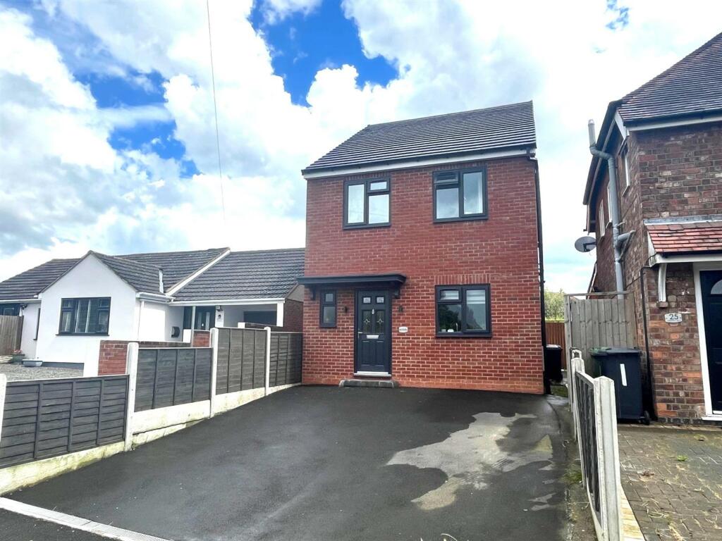 3 bedroom detached house for sale in Weston Lane, Bulkington, Bedworth