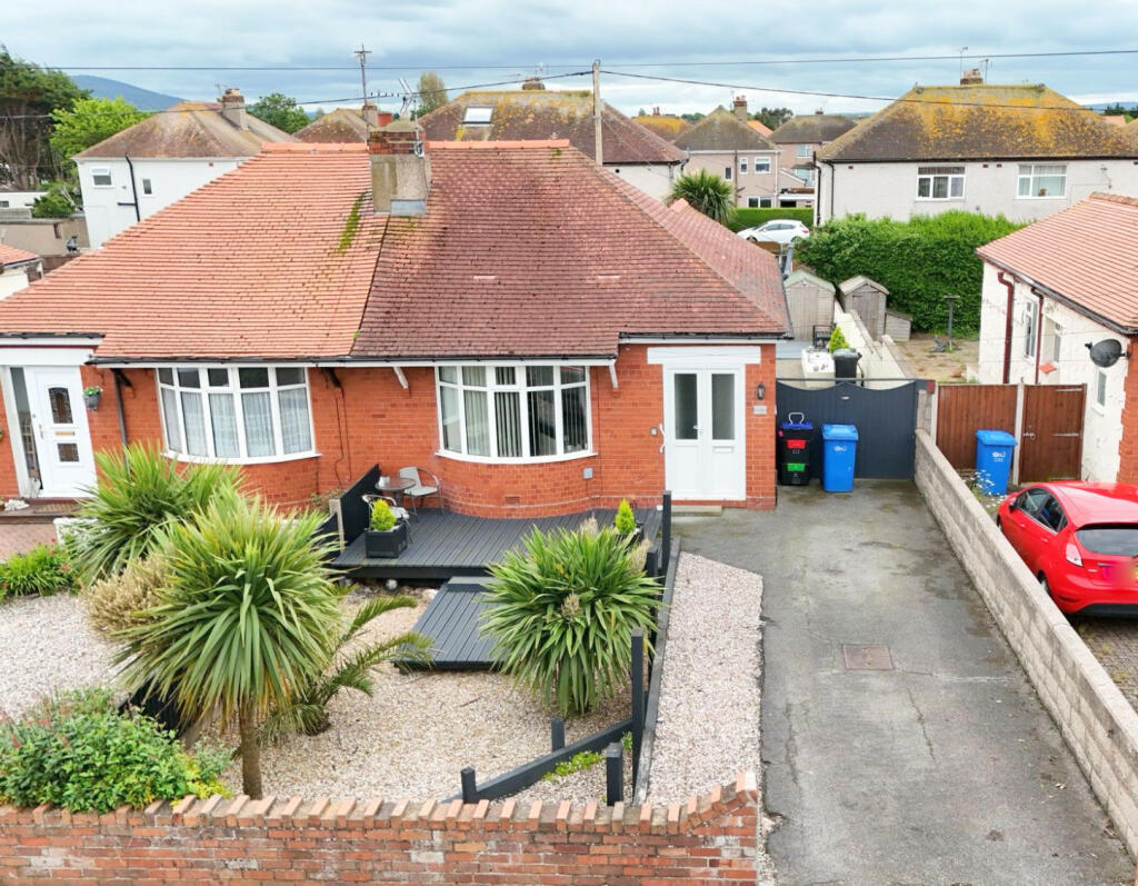 2 bedroom bungalow for sale in Rhyl Coast Road, Rhyl, LL18