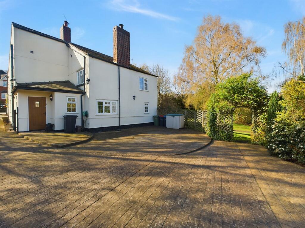 5 bedroom detached house for sale in Chester Road, Helsby, Frodsham, WA6