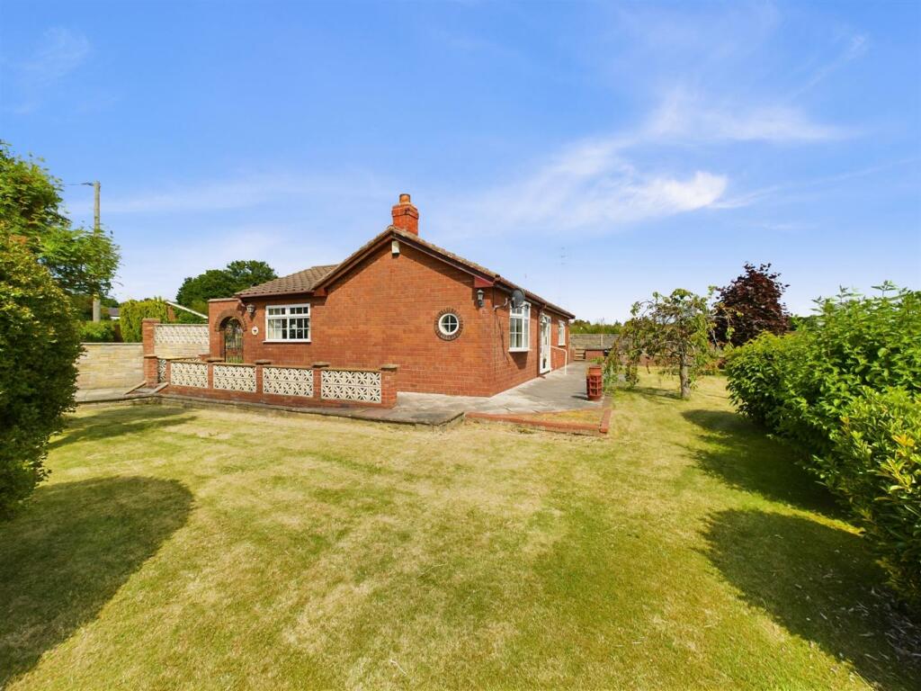 4 bedroom bungalow for sale in Chester Road, Sutton Weaver, WA7