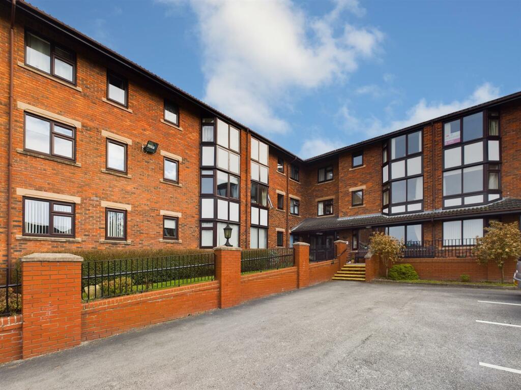 2 bedroom apartment for sale in Lincoln Court, Helsby, Cheshire, WA6