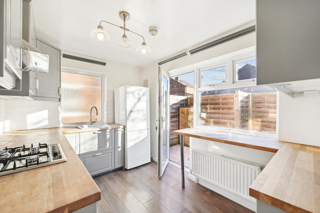 2 bedroom flat for sale in ster Gardens, Ealing, London, W5