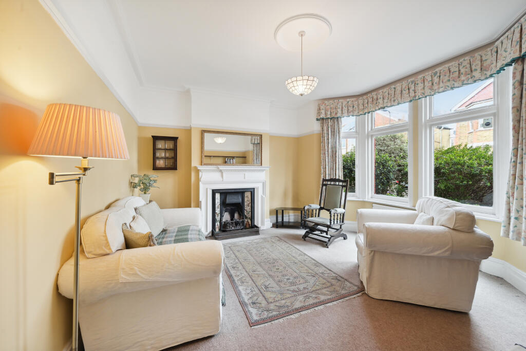 4 bedroom semidetached house for sale in Kingsley Avenue, Ealing