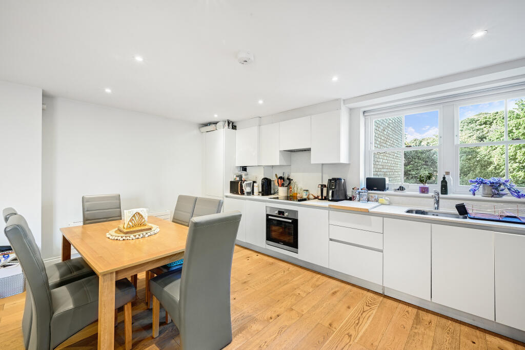 Main image of property: North Common Road, Ealing, London, W5