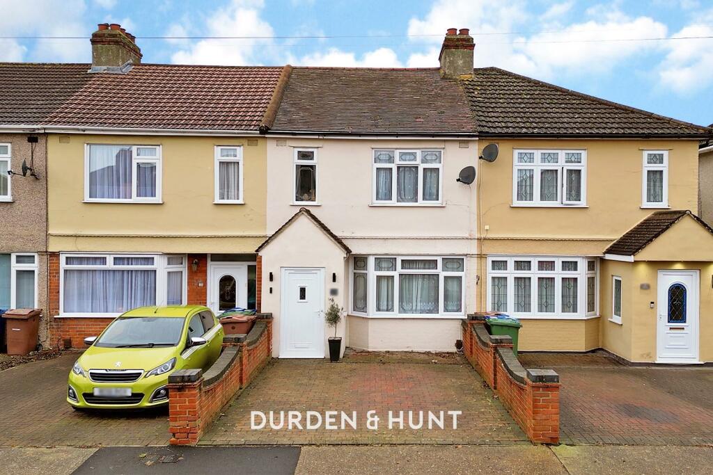 3 bedroom terraced house for sale in Grange Road, Aveley, RM15