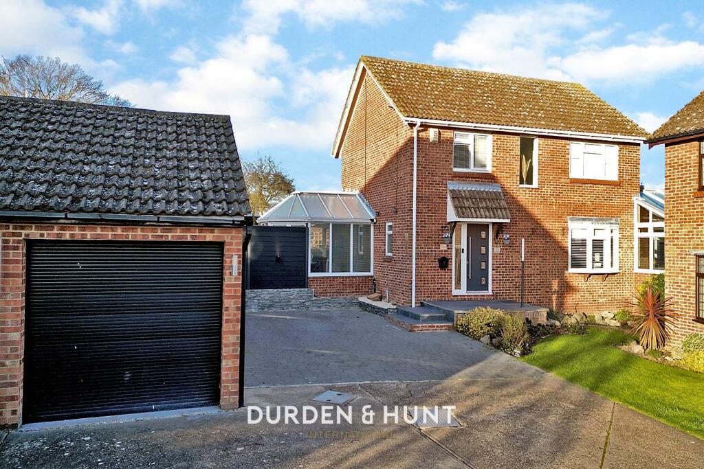 4 bedroom detached house for sale in Fieldway, Pitsea, Basildon, SS13