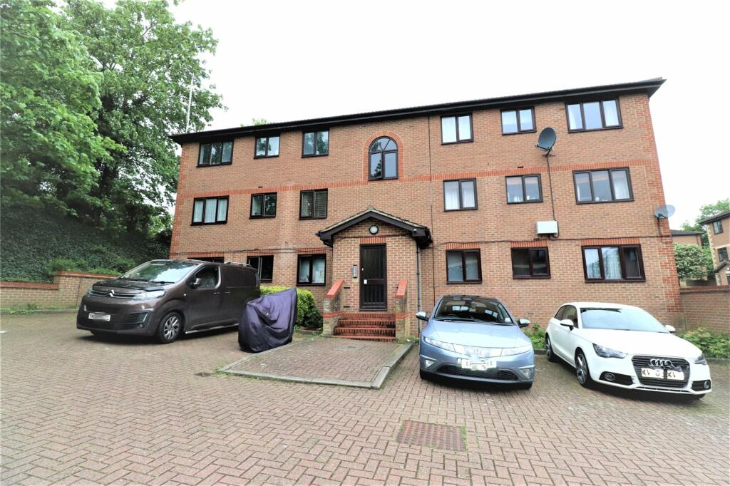 2 bedroom apartment for sale in Winston Close, Greenhithe, Kent, DA9