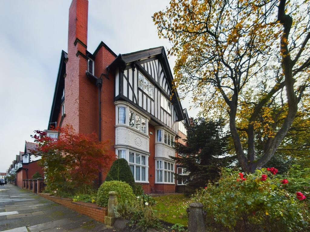 6 bedroom terraced house for sale in Heaton Norris, Bristol Road