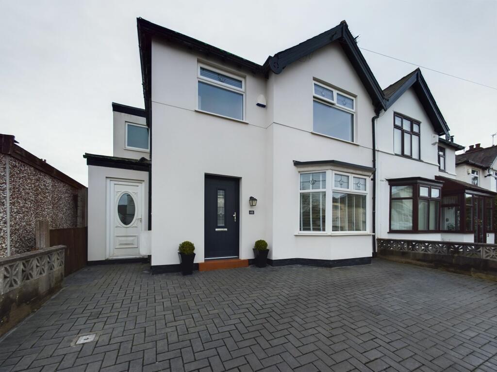 4 bedroom semidetached house for sale in Heatherdale Road, Mossley
