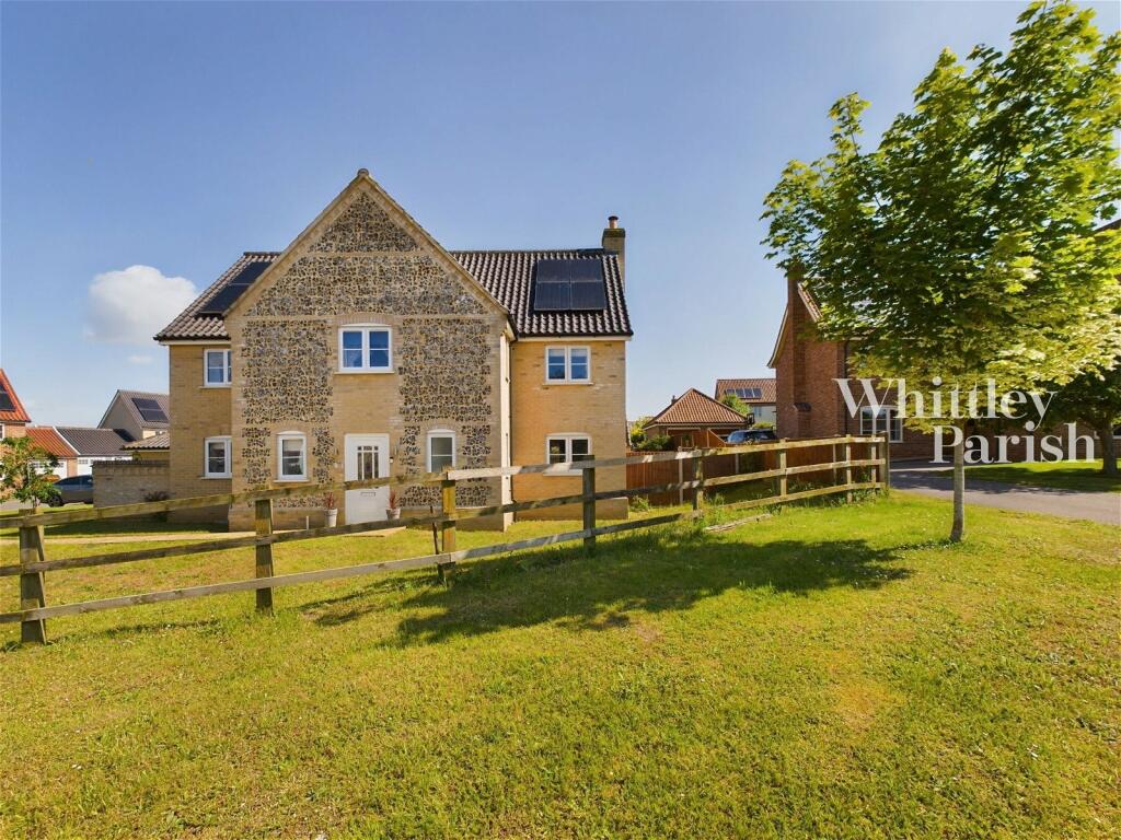 4 bedroom detached house for sale in Roxbury Drive, East Harling