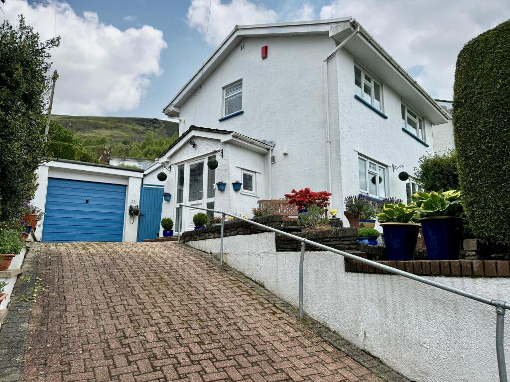 4 bedroom detached house for sale in Fernhill Close, Troedyrhiw
