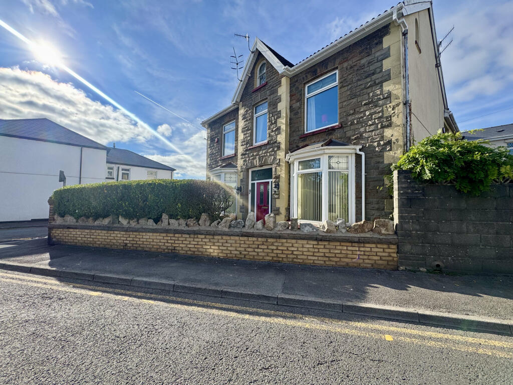 6 bedroom detached house