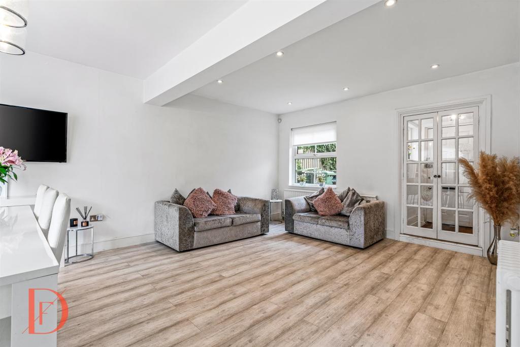 4 bedroom semidetached house for sale in Hainault Road, Chigwell, IG7