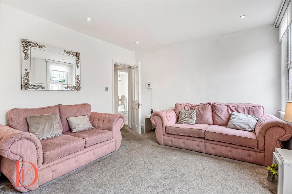 4 bedroom semidetached house for sale in Hainault Road, Chigwell, IG7