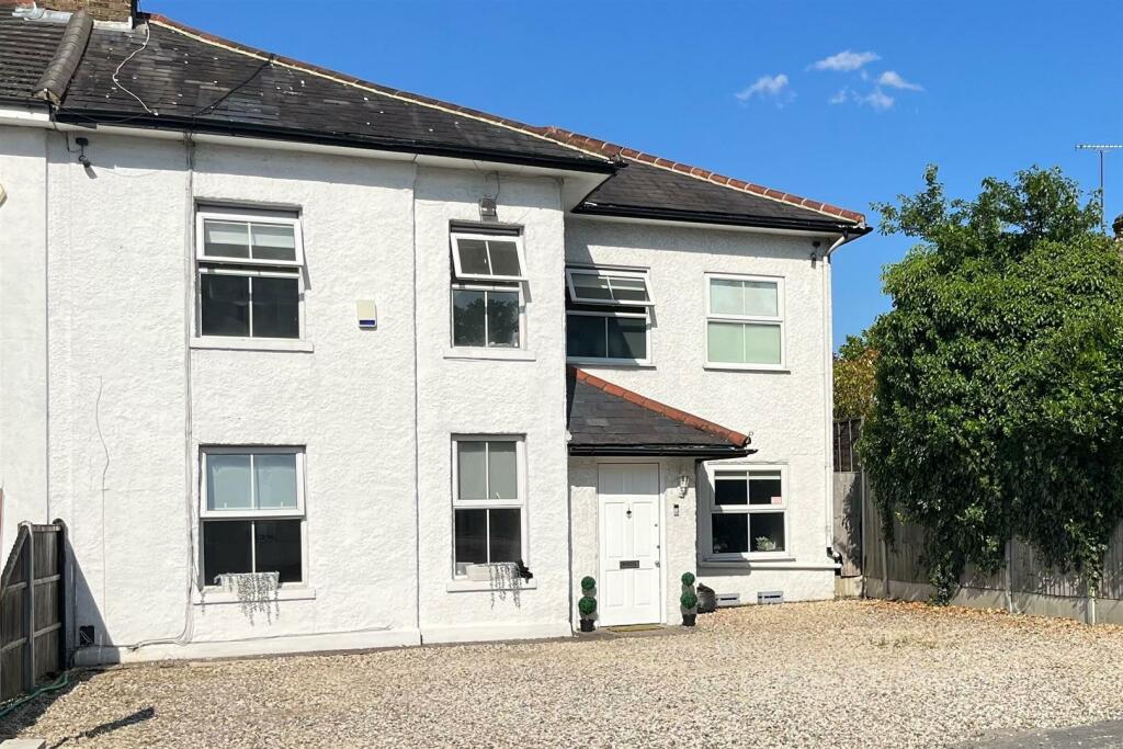 4 bedroom semidetached house for sale in Hainault Road, Chigwell, IG7