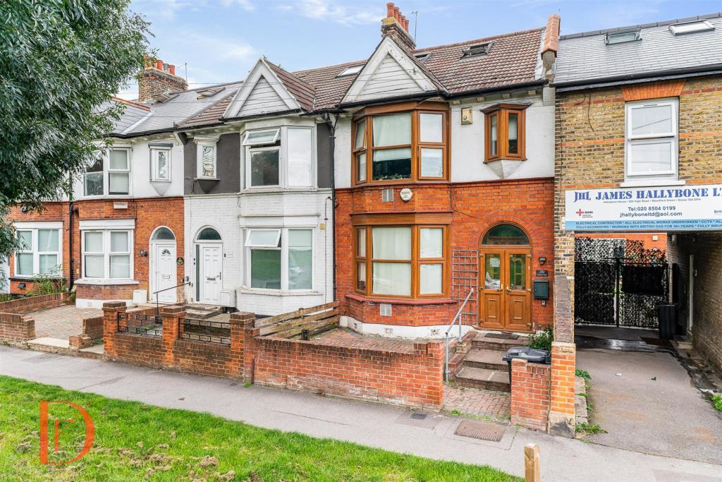 6 bedroom terraced house for sale in Chigwell Road, London, E18