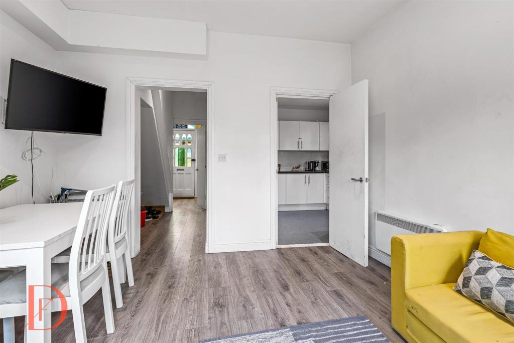 6 bedroom terraced house for sale in Chigwell Road, London, E18