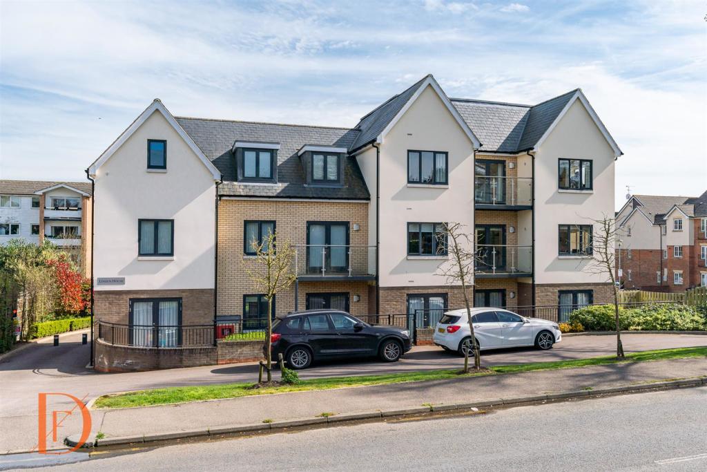 2 bedroom flat for sale in Centre Drive, Epping, CM16