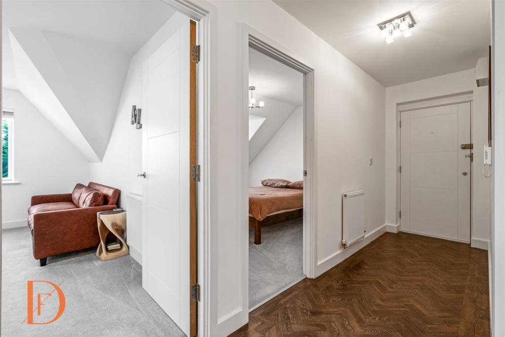 2 bedroom flat for sale in Centre Drive, Epping, CM16