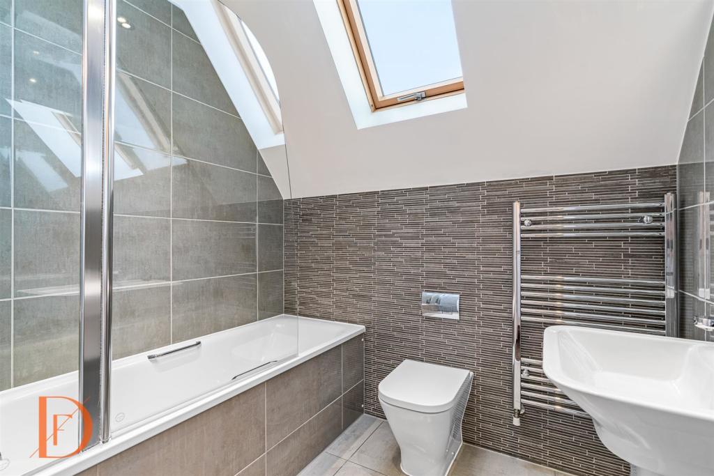 2 bedroom flat for sale in Centre Drive, Epping, CM16