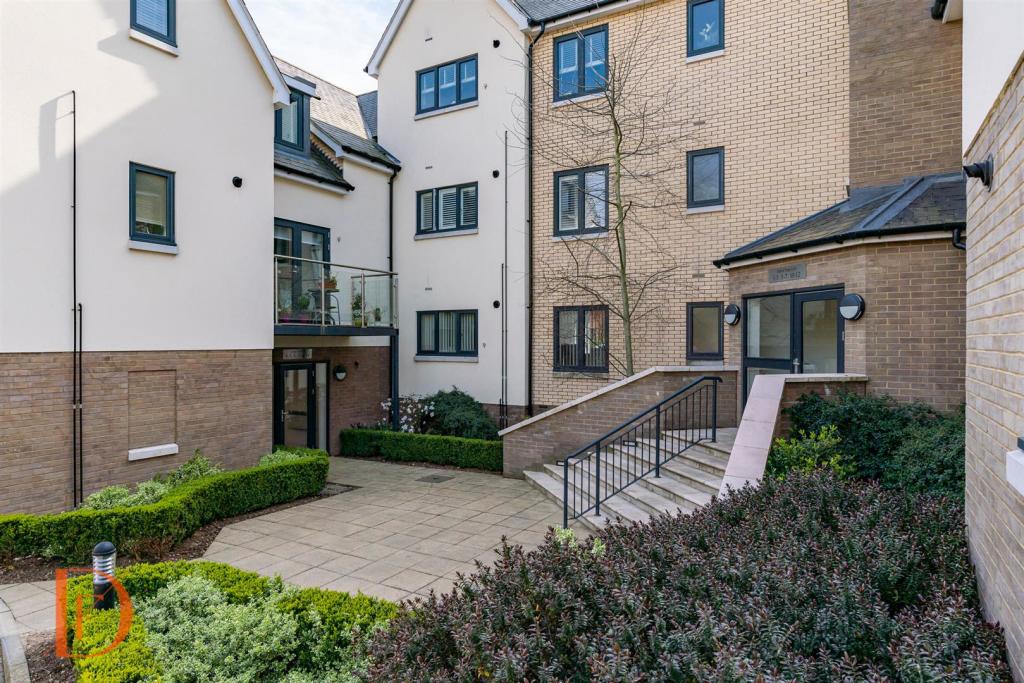 2 bedroom flat for sale in Centre Drive, Epping, CM16