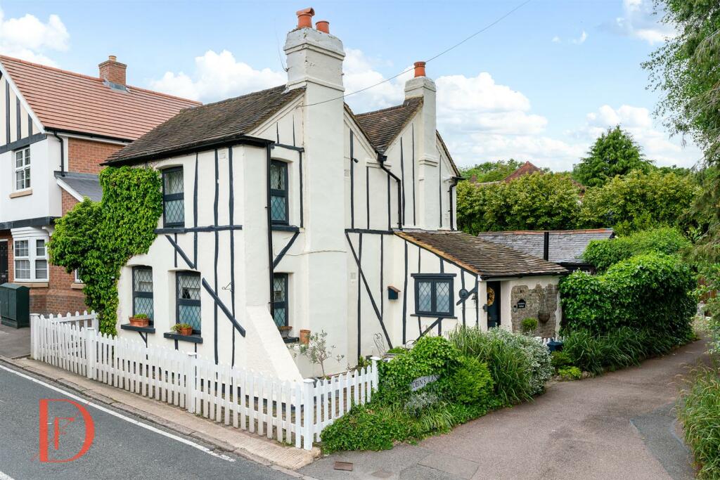 2 bedroom detached house for sale in Coppice Row, Theydon Bois, Epping