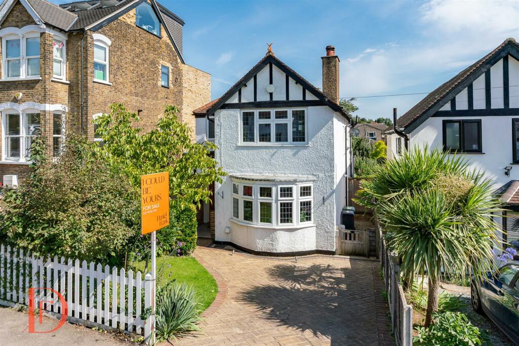 3 bedroom detached house for sale in Queens Road, Loughton, IG10