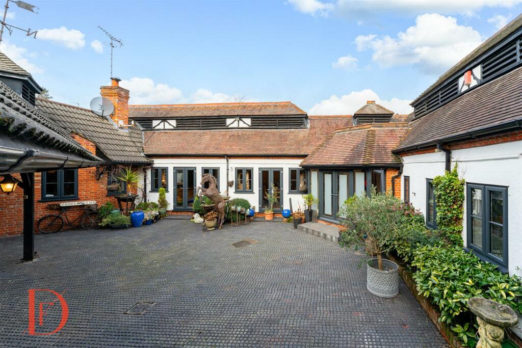 4 bedroom house for sale in Connaught Avenue, Loughton, IG10