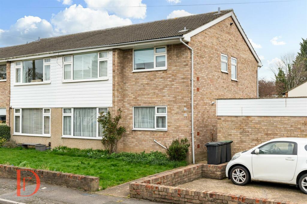 2 bedroom flat for sale in Valley Close, Loughton, IG10