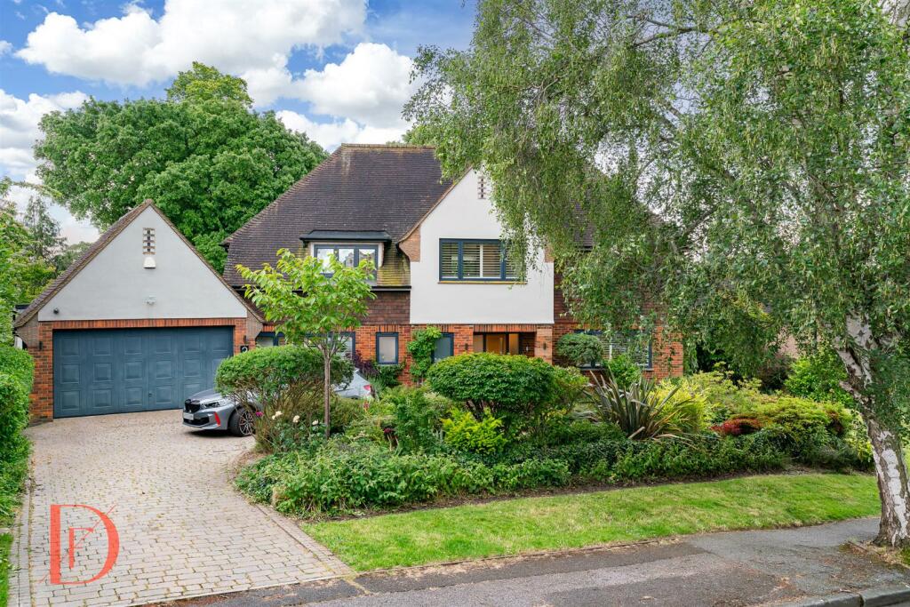 5 bedroom detached house for sale in Albion Park, Loughton, IG10