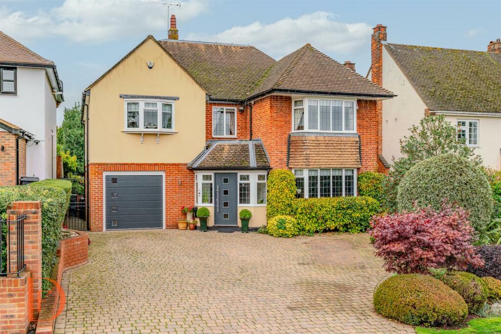 5 bedroom detached house for sale in Albion Park, Loughton, IG10