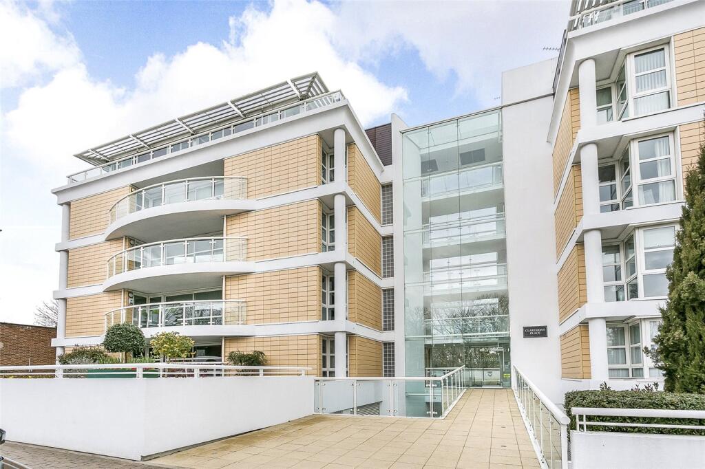 Main image of property: Brook Parade, High Road, Chigwell, IG7