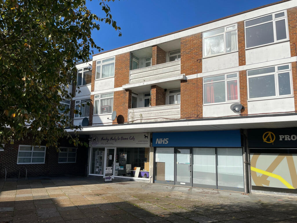 3 bedroom flat for sale in Broadwater Boulevard Flats, Worthing, BN14