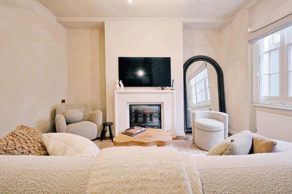 1 bedroom flat for rent in Winchester Street, London, SW1V
