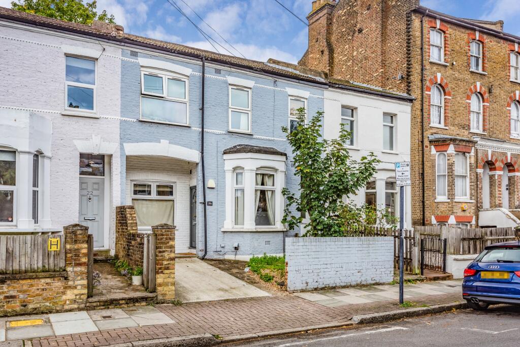 3 bedroom flat for rent in Ravenswood Road, SW12