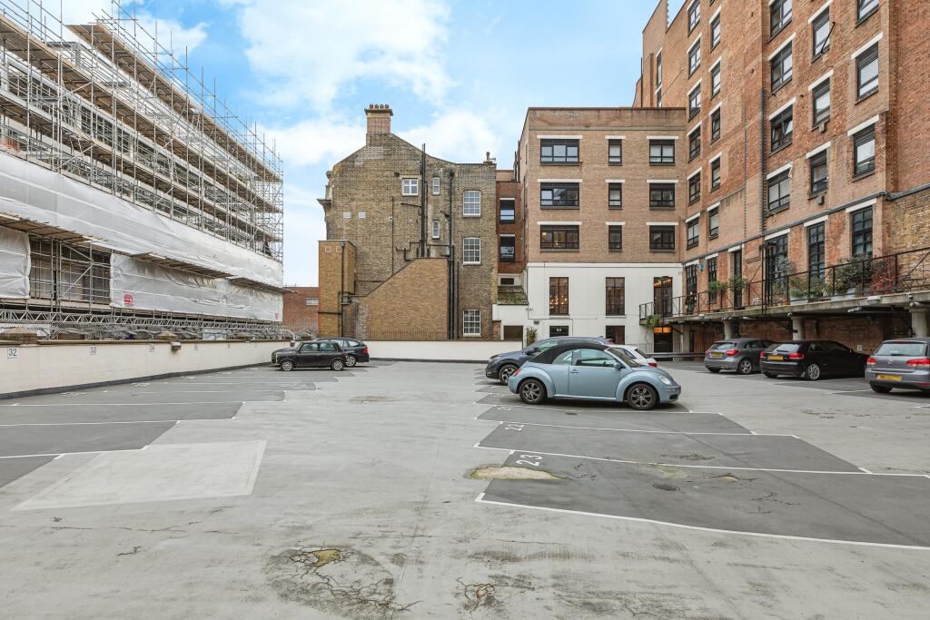 Studio flat for rent in Parking Space Only , Bethnal Green Road, E2