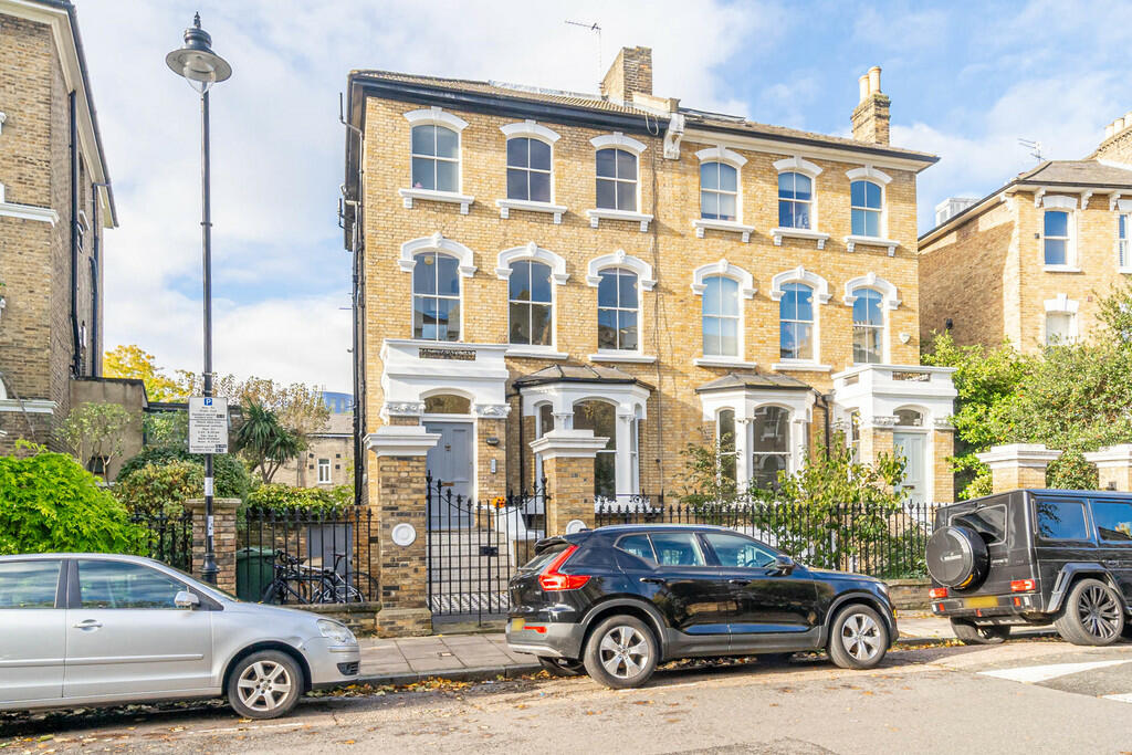 2 bedroom apartment for sale in Highbury Hill, Highbury, London, N5