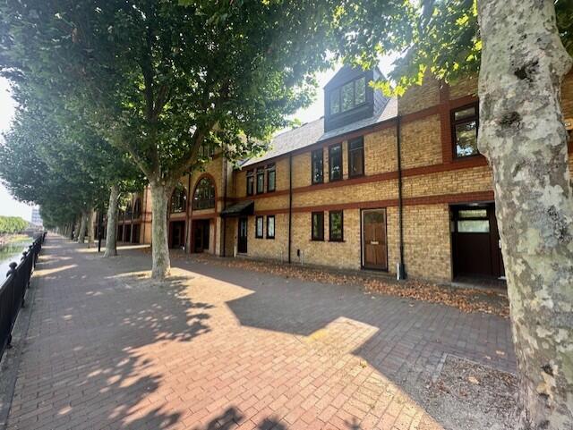 Main image of property: Spirit Quay, London E1W 2UT