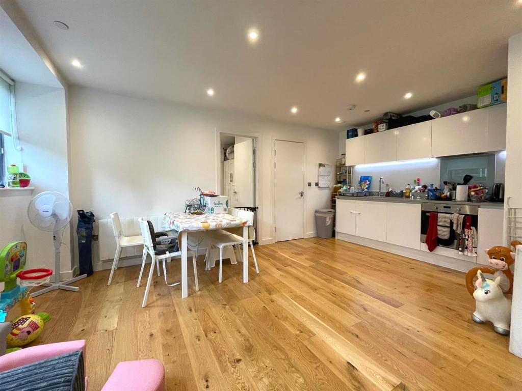 2 bedroom apartment for sale in Rockingham Road, Uxbridge, UB8